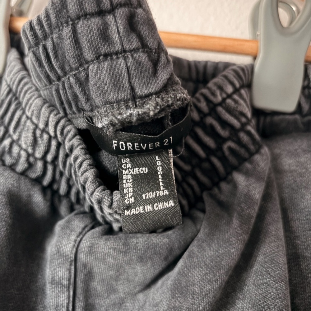 Forever 21 Acid Washed Charcoal Grey/Black Athletic Leisure Shorts with Pockets - Picture 6 of 9